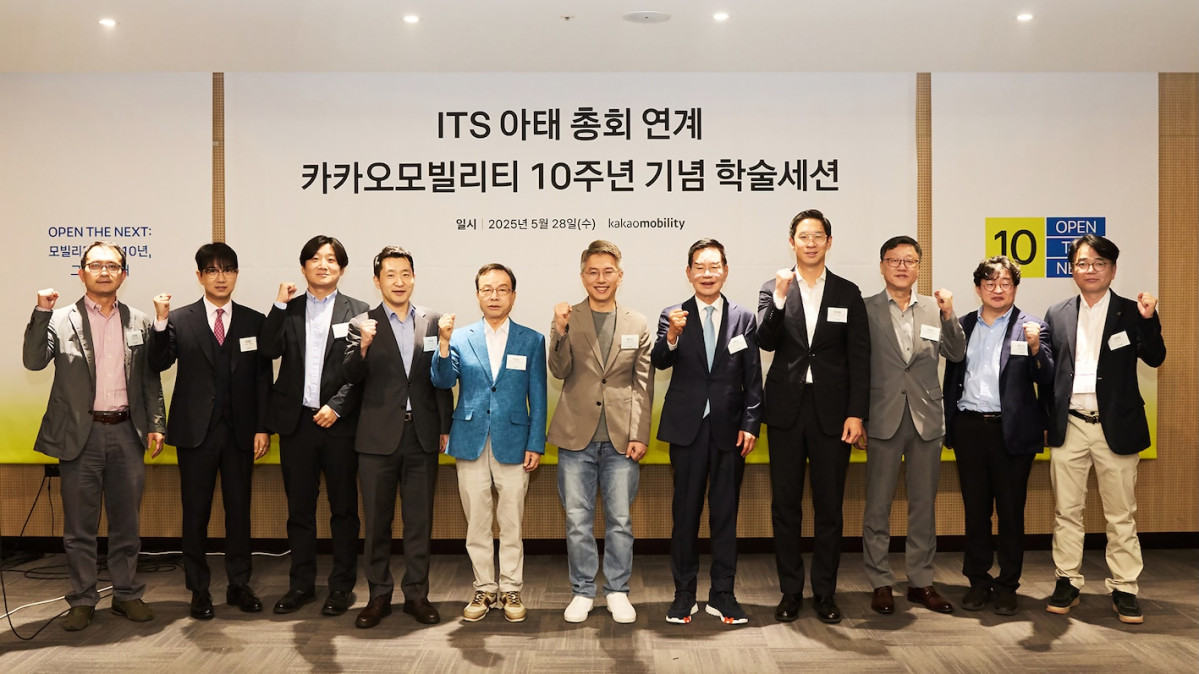 ▲28일~30일 열린 ‘제20회 수원 지능형교통체계(ITS) 아태총회에 연계해 카카오모빌리티가 ‘카카오 T’ 서비스 출시 10주년을 맞아 개최한 특별 학술세션 ‘OPEN THE NEXT: 모빌리티 혁신 10년, 그리고 미래’에서 참석자들이 기념사진을 촬영하고 있다. (사진제공=카카오모빌리티)