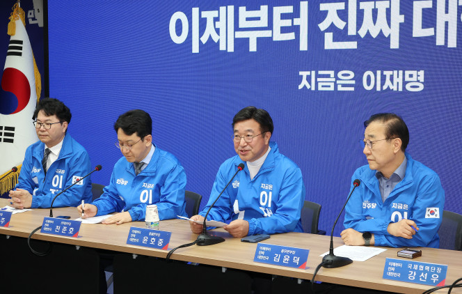 ▲더불어민주당 윤호중 선대위총괄본부장(왼쪽 세번째)이 27일 서울 여의도 중앙당사에서 열린 총괄본부장단회의에서 발언하고 있다. 2025.5.27. (연합뉴스)