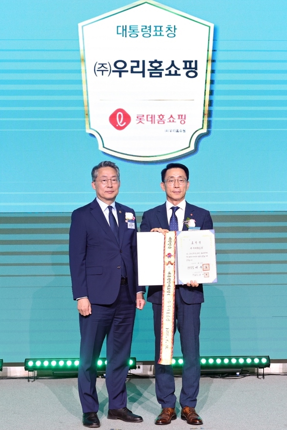 ▲28일 서울 송파구 올림픽파크텔에서 진행된 '2025 남녀고용평등 강조기간 기념식'에서 (왼쪽부터)김민석 고용노동부 차관과 김재겸 롯데홈쇼핑 대표가 기념 사진을 찍고 있다.  (사진제공=롯데홈쇼핑)