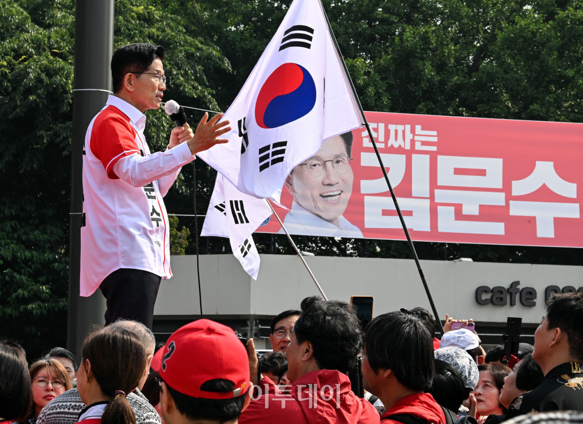 ▲김문수 국민의힘 대통령 후보가 29일 인천 중구 자유공원에서 열린 유세에서 시민들에게 지지를 호소하고 있다. 조현호 기자 hyunho@