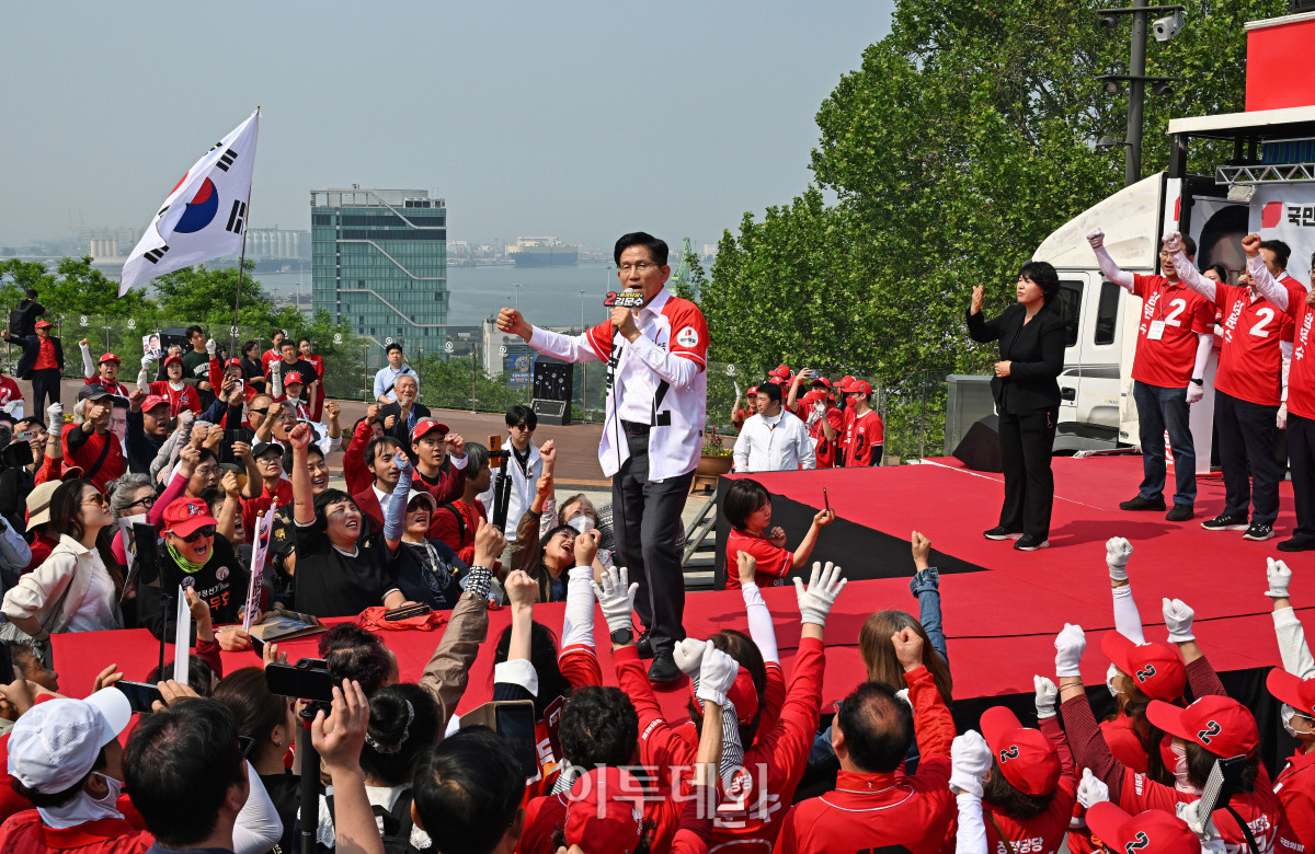 ▲김문수 국민의힘 대통령 후보가 29일 인천 중구 자유공원에서 열린 유세에서 시민들에게 지지를 호소하고 있다. 조현호 기자 hyunho@