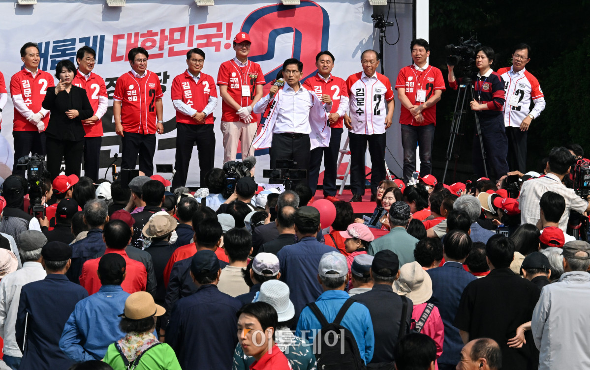 ▲김문수 국민의힘 대통령 후보가 29일 인천 중구 자유공원에서 열린 유세에서 시민들에게 지지를 호소하고 있다. 조현호 기자 hyunho@