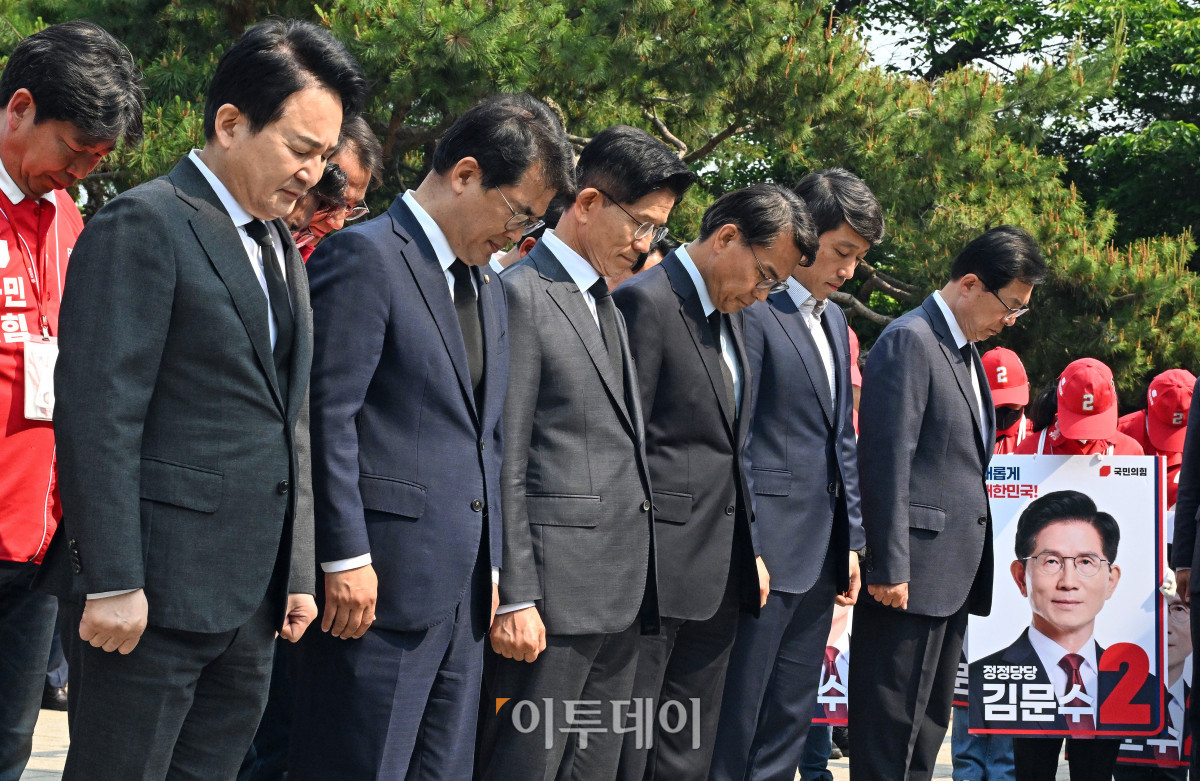 ▲김문수 국민의힘 대통령 후보가 29일 인천 중구 자유공원 맥아더 장군 동상을 찾아 맥아더 장군을 참배하고 있다. 조현호 기자 hyunho@