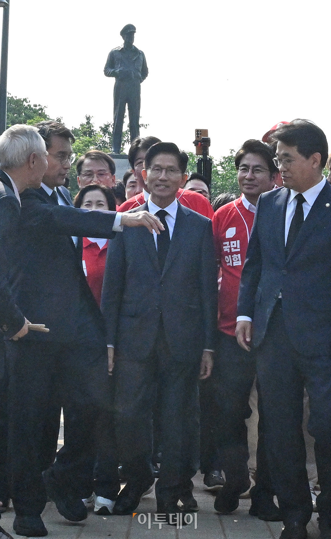 ▲김문수 국민의힘 대통령 후보가 29일 인천 중구 자유공원 맥아더 장군 동상을 찾아 맥아더 장군 참배를 마친 뒤 공원을 나서고 있다. 조현호 기자 hyunho@