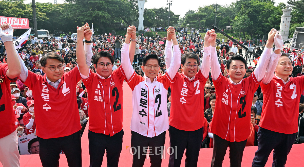 ▲김문수 국민의힘 대통령 후보가 29일 인천 중구 자유공원에서 열린 유세에서 시민들에게 지지를 호소하고 있다. 조현호 기자 hyunho@