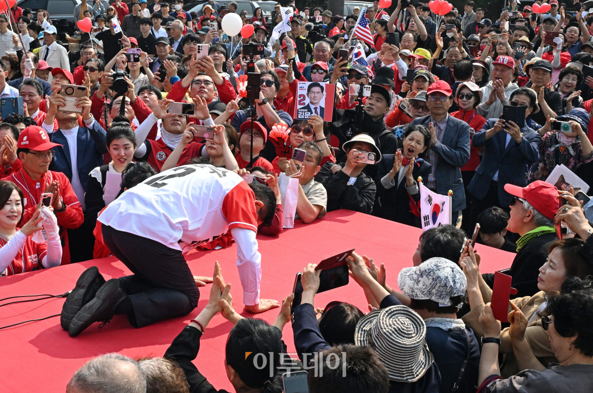 ▲김문수 국민의힘 대통령 후보가 29일 인천 중구 자유공원에서 열린 유세에서 시민들에게 지지를 호소하며 큰절을 하고 있다. 조현호 기자 hyunho@
