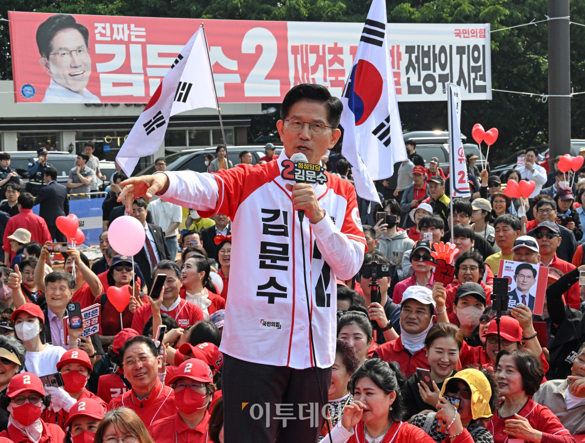 ▲김문수 국민의힘 대통령 후보가 29일 인천 중구 자유공원에서 열린 유세에서 시민들에게 지지를 호소하고 있다. 조현호 기자 hyunho@