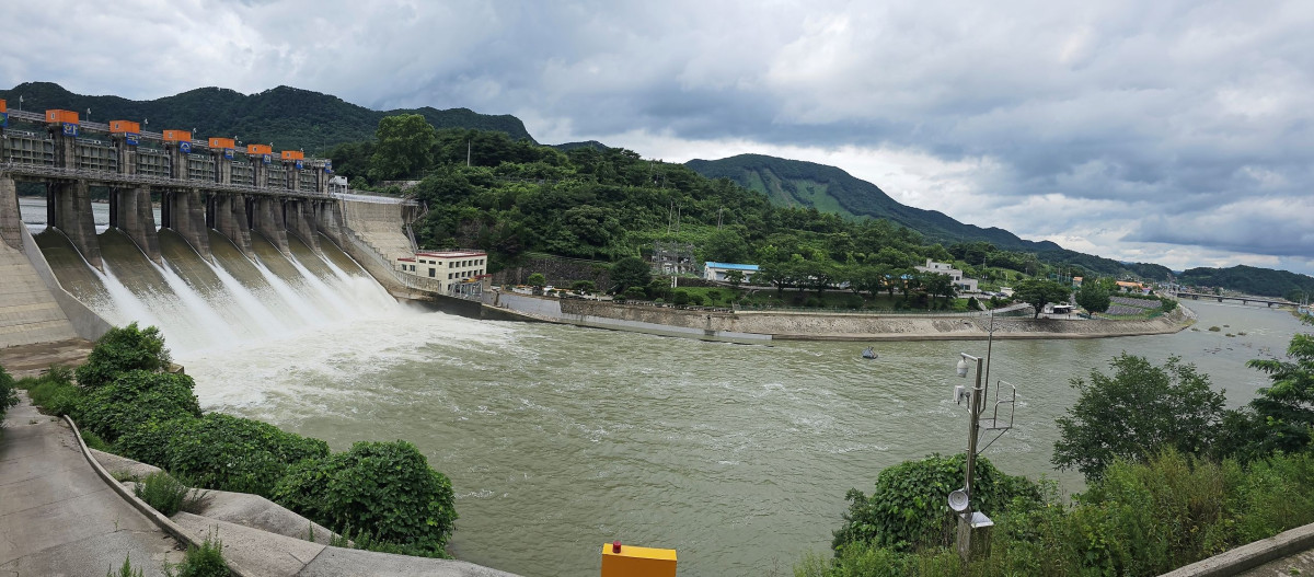 ▲지난해 7월 17일 오후 충북 괴산군 칠성면 괴산댐 7개 수문에서 방류된 물이 하류로 흘러내려 가고 있다. (뉴시스)