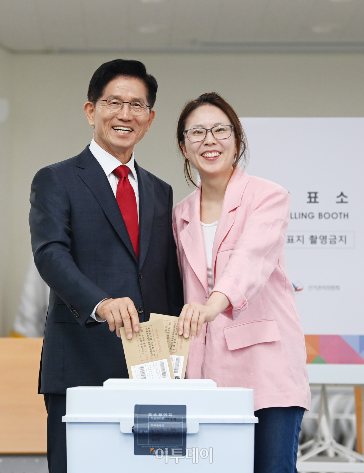 ▲김문수 국민의힘 대통령 후보와 딸 김동주씨가 29일 인천 계양1동 주민센터에 마련된 사전투표소에서 제21대 대통령 선거 사전투표를 하고 있다. 조현호 기자 hyunho@