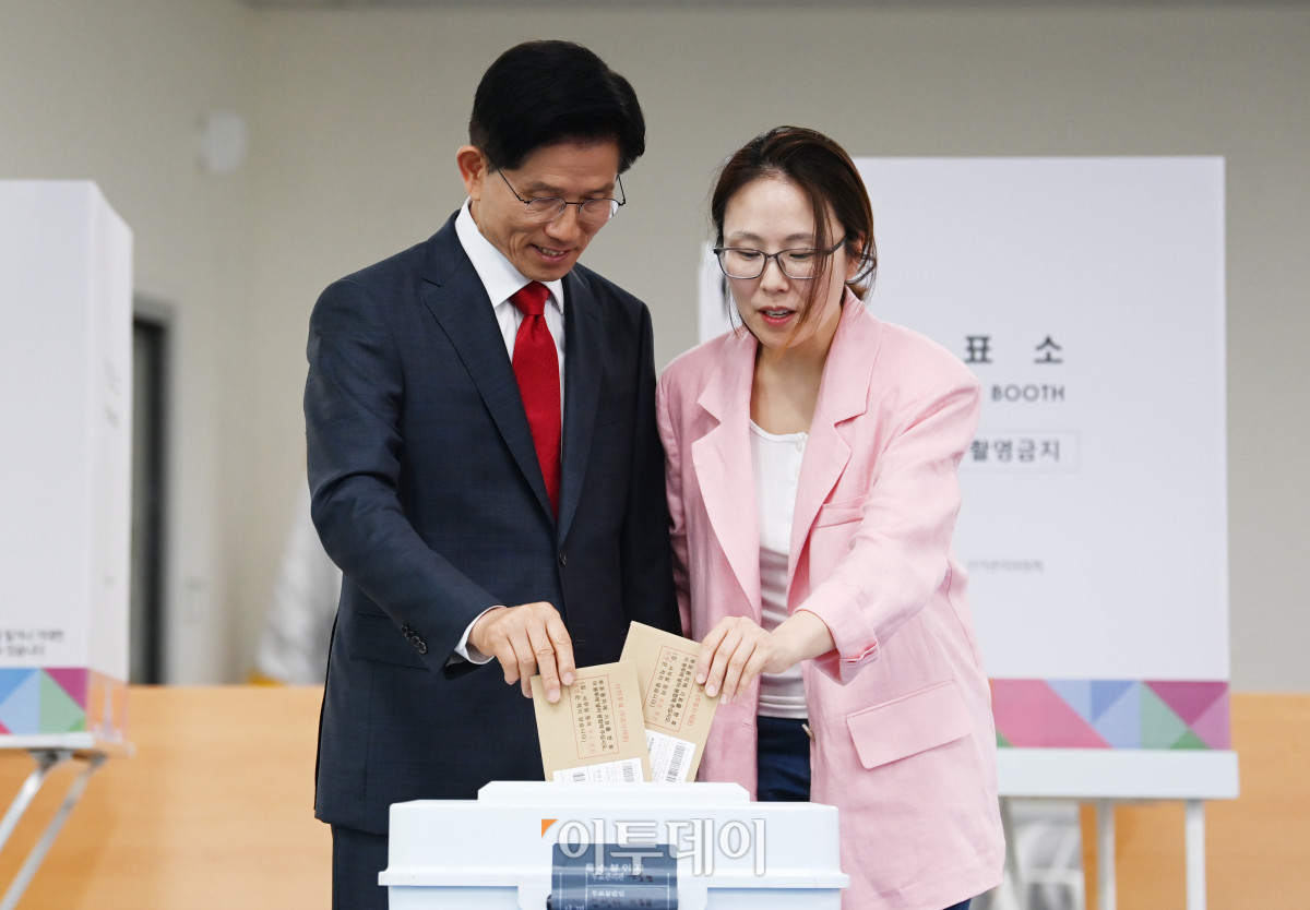 ▲김문수 국민의힘 대통령 후보와 딸 김동주씨가 29일 인천 계양1동 주민센터에 마련된 사전투표소에서 제21대 대통령 선거 사전투표를 하고 있다. 조현호 기자 hyunho@