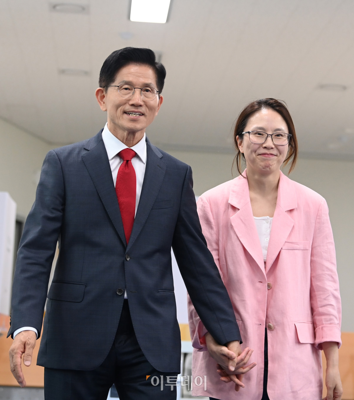 ▲김문수 국민의힘 대통령 후보와 딸 김동주씨가 29일 인천 계양1동 주민센터에 마련된 사전투표소에서 제21대 대통령 선거 사전투표를 마친 후 투표소를 나서고 있다. 조현호 기자 hyunho@