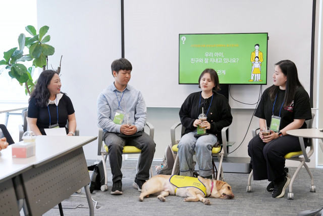▲SK행복나눔재단이 28일 ‘시각장애 아동 부모와 함께하는 토크콘서트’를 개최했다. 왼쪽부터 행사의 진행을 맡은 행복나눔재단 여혜진 매니저와 패널로 참여한 시각장애인 허재혁 학생, 시각장애인 장승희 학생, 유지현 학생. (SK행복나눔재단)