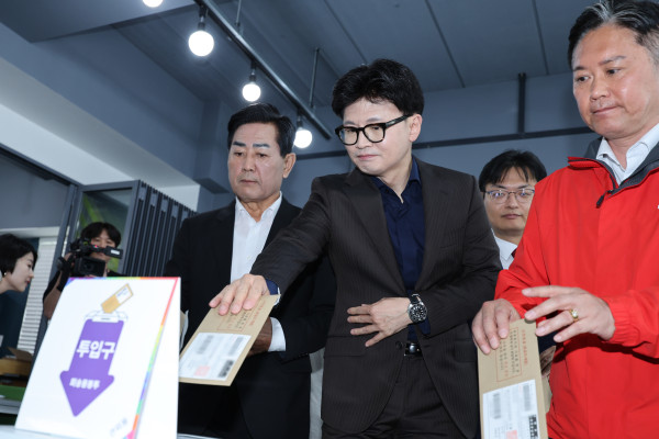 ▲ 제21대 대통령 선거 사전투표일인 29일 국민의힘 한동훈 전 대표가 광주 동구 창업지원센터 4층 회의실에 마련된 사전투표소에서 투표용지를 투표함에 넣고 있다. 2025.5.29 (연합뉴스 )
