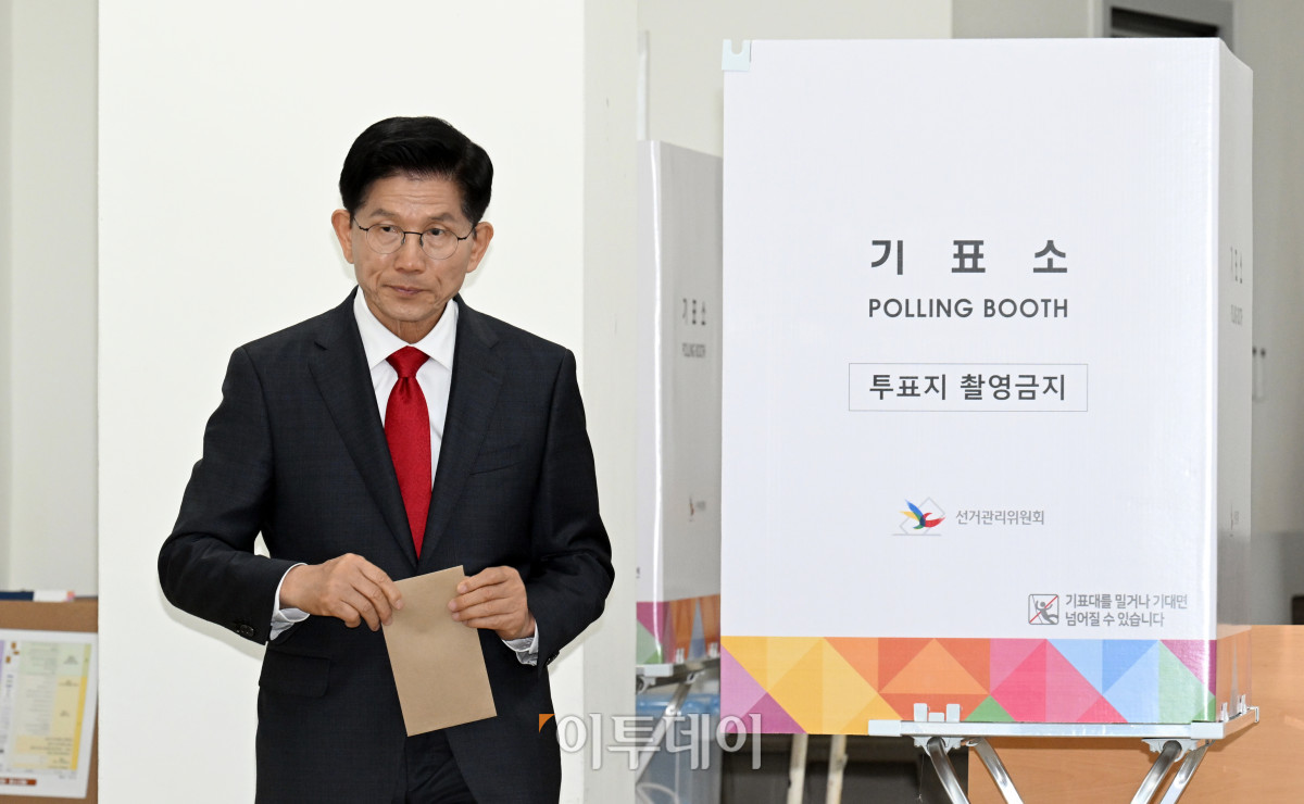▲김문수 국민의힘 대통령 후보가 29일 인천 계양1동 주민센터에 마련된 사전투표소에서 제21대 대통령 선거 사전투표를 하고 있다. 조현호 기자 hyunho@