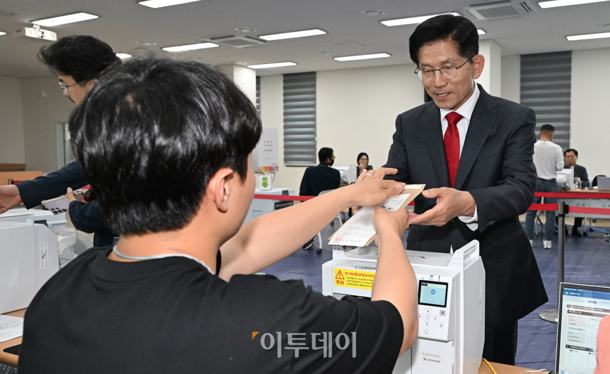 ▲김문수 국민의힘 대통령 후보와 딸 김동주씨가 29일 인천 계양1동 주민센터에 마련된 사전투표소에서 제21대 대통령 선거 사전투표를 위해 투표지를 받고 있다. 조현호 기자 hyunho@