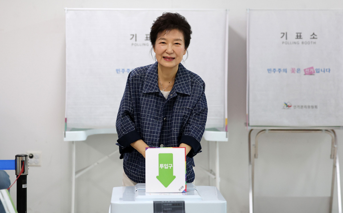 ▲박근혜 전 대통령이 29일 대구 달성군 유가읍 행정복지센터에 마련된 제21대 대통령선거 사전투표소에서 투표하고 있다. 2025.05.29.  (뉴시스)