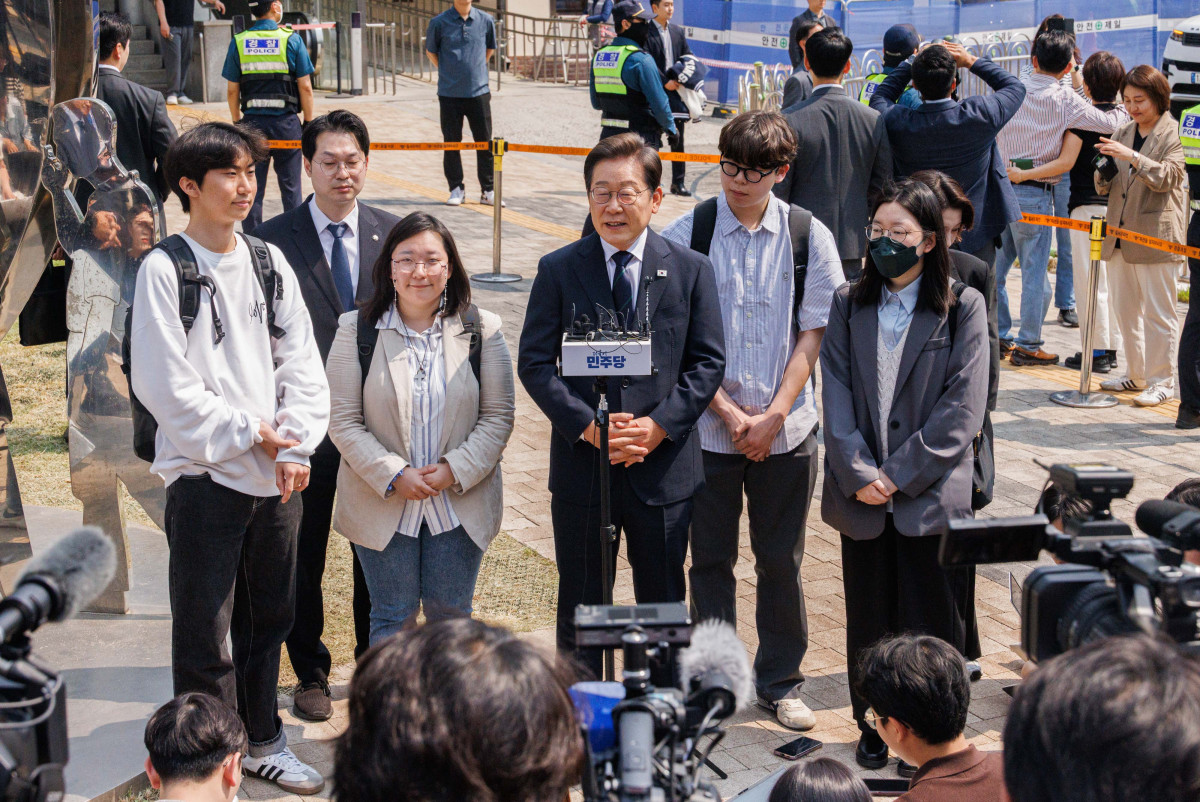 ▲이재명 더불어민주당 후보가 29일 서울 서대문구 신촌동 주민센터에서 제 21대 대통령선거 사전투표를 마치고 기자들의 질문에 답변하고 있다. 신태현 기자 holjjak@