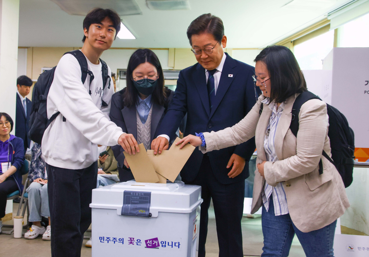 ▲이재명 더불어민주당 대선 후보가 29일 서울 서대문구 신촌동 주민센터 투표소에서 청년들과 함께 제 21대 대통령선거 사전투표를 하고 있다. 신태현 기자 holjjak@