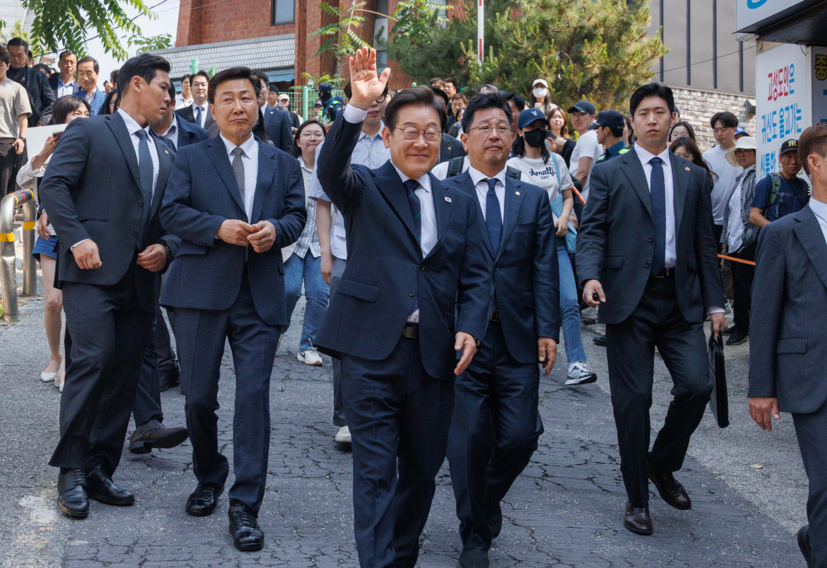 ▲이재명 더불어민주당 후보가 29일 서울 서대문구 신촌동 주민센터에서 제 21대 대통령선거 사전투표를 마치고 나오며 손을 들어 인사하고 있다. 신태현 기자 holjjak@