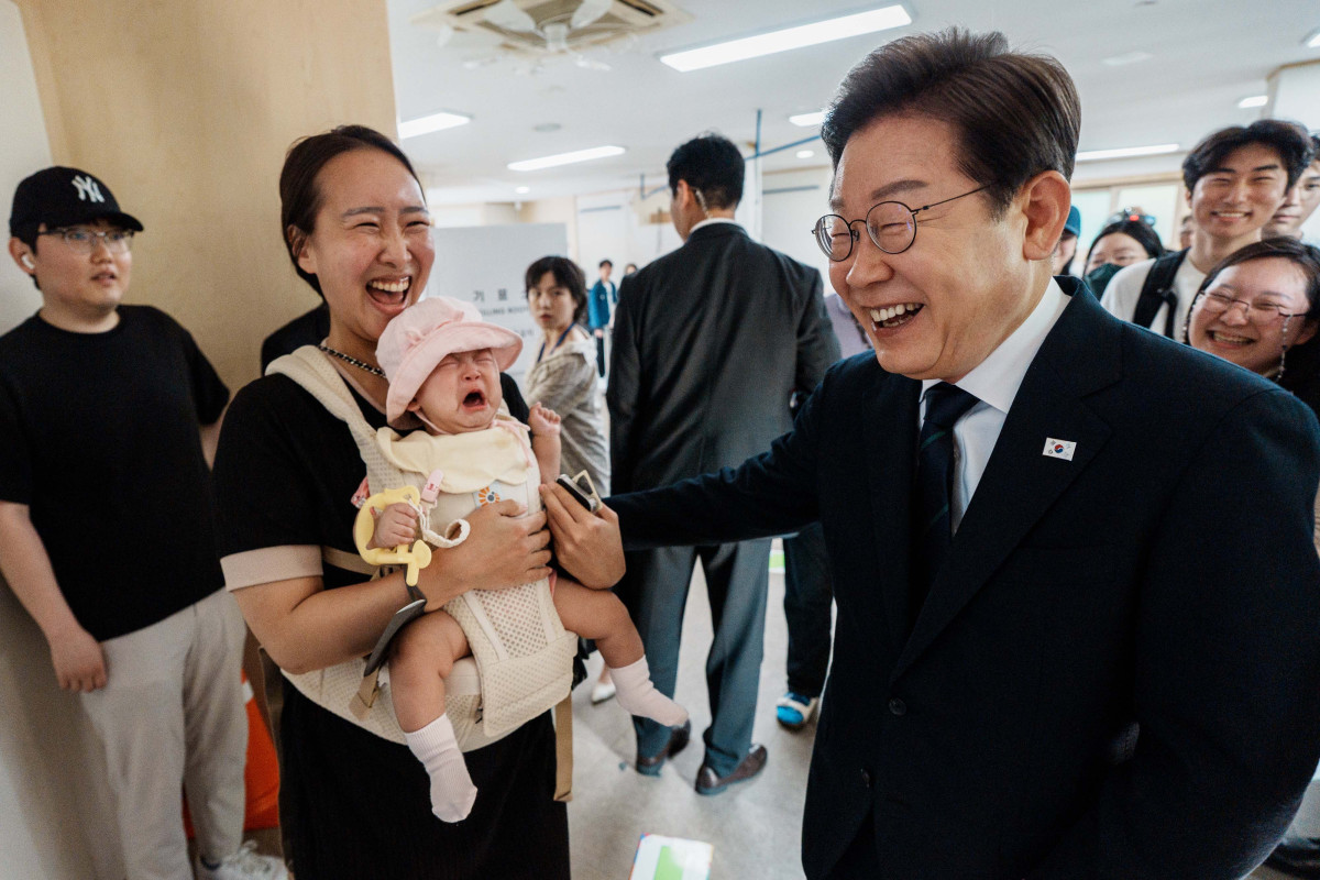 ▲이재명 더불어민주당 후보가 29일 서울 서대문구 신촌동 주민센터에서 제 21대 대통령선거 사전투표를 마치고 주민과 인사를 하던 중 아기가 울고 있다. 신태현 기자 holjjak@