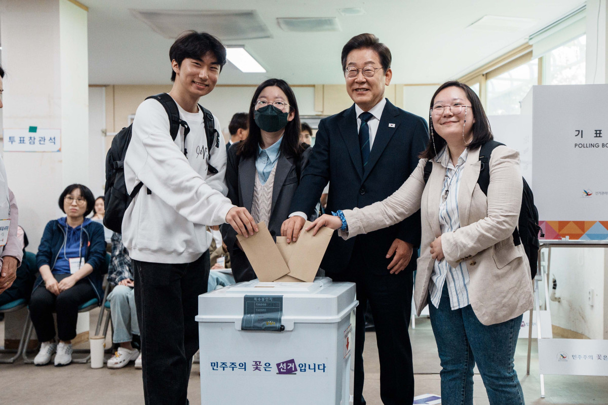 ▲이재명 더불어민주당 대선 후보가 29일 서울 서대문구 신촌동 주민센터 투표소에서 청년들과 함께 제 21대 대통령선거 사전투표를 하고 있다. 신태현 기자 holjjak@