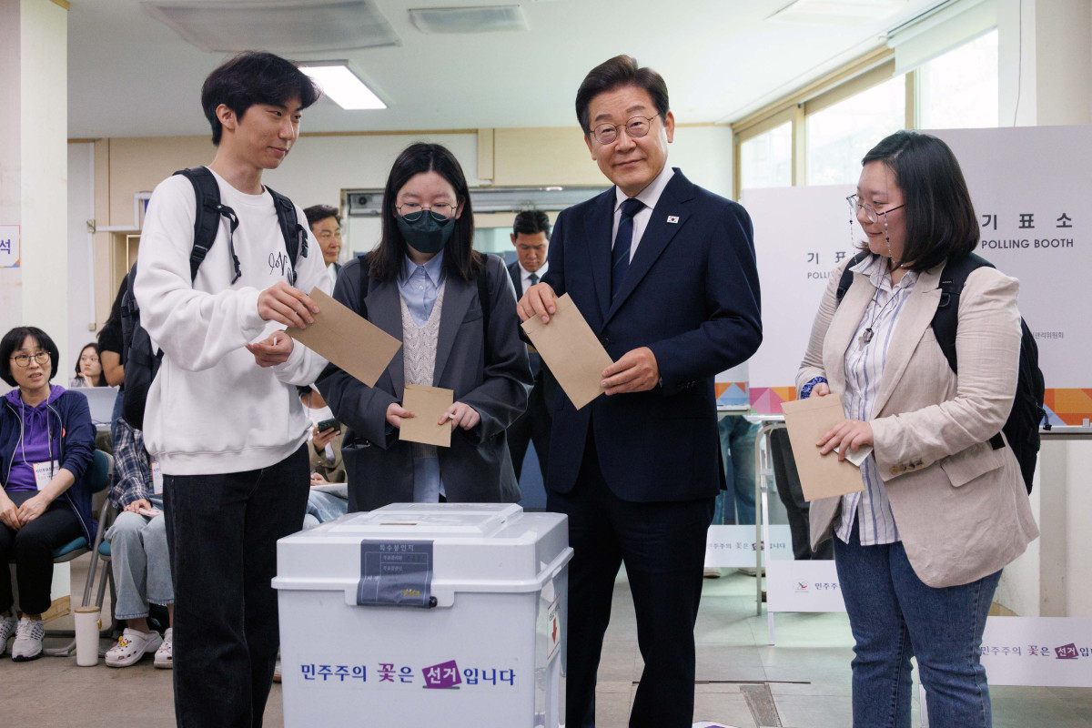 ▲이재명 더불어민주당 대선 후보가 29일 서울 서대문구 신촌동 주민센터 투표소에서 청년들과 함께 제 21대 대통령선거 사전투표를 하고 있다. 신태현 기자 holjjak@