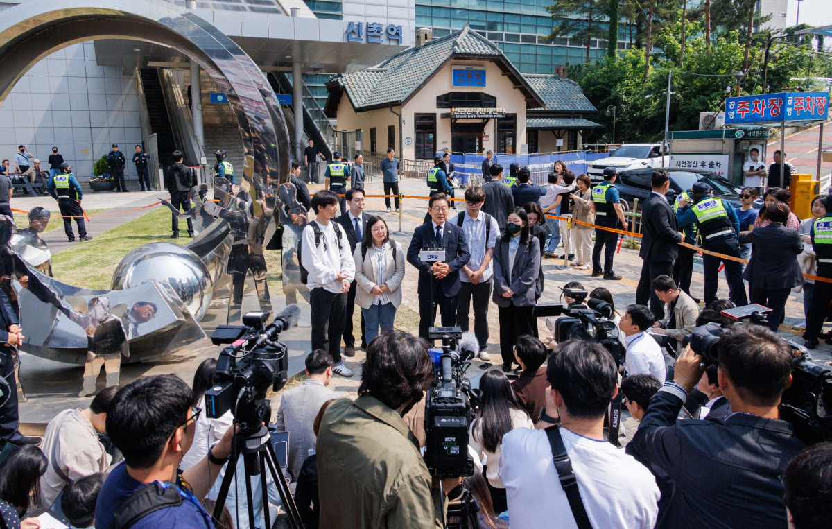 ▲이재명 더불어민주당 후보가 29일 서울 서대문구 신촌동 주민센터에서 제 21대 대통령선거 사전투표를 마치고 기자들의 질문에 답변하고 있다. 신태현 기자 holjjak@