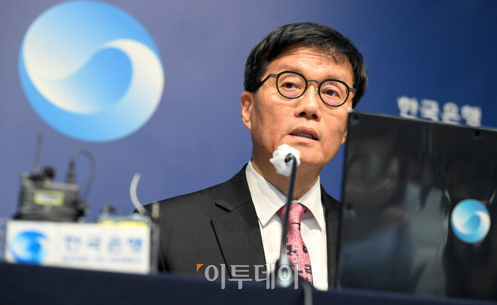 ▲이창용 한국은행 총재가 29일 서울 중구 한국은행 본관에서 열린 금융통화위원회 본회의 후 기자회견에서 발언을 하고 있다. 사진공동취재단