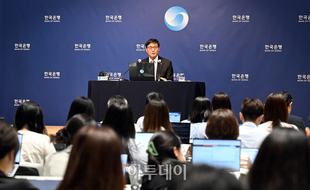 ▲이창용 한국은행 총재가 29일 서울 중구 한국은행 본관에서 열린 금융통화위원회 본회의 후 기자회견에서 발언을 하고 있다. 사진공동취재단