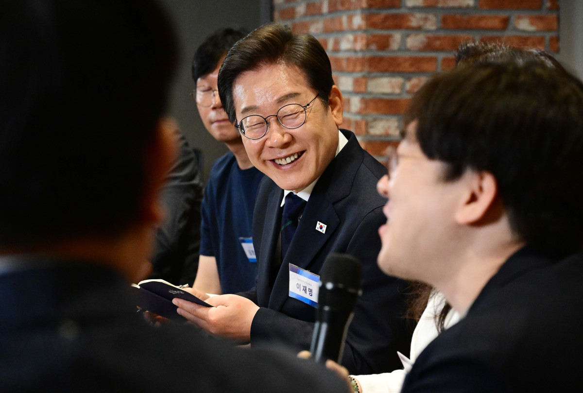 ▲이재명 더불어민주당 대선후보가 29일 서울 성동구 한 공유오피스에서 소셜벤처 대표들과 '혁신성장의 씨앗, 스타트업 레벨업!' 간담회를 갖고 있다. 신태현 기자 holjjak@