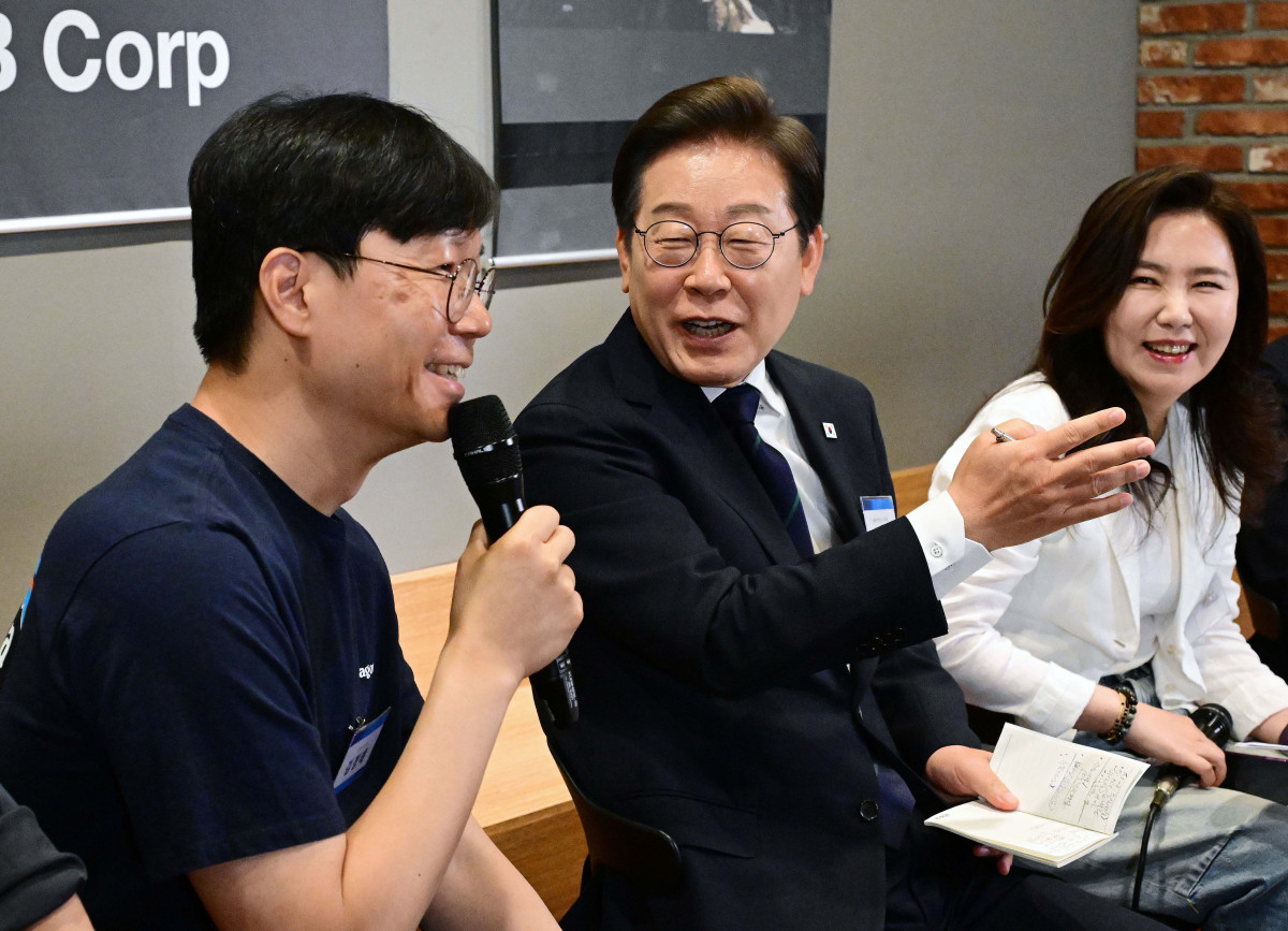 ▲이재명 더불어민주당 대선후보가 29일 서울 성동구 한 공유오피스에서 소셜벤처 대표들과 '혁신성장의 씨앗, 스타트업 레벨업!' 간담회를 갖고 있다. 신태현 기자 holjjak@