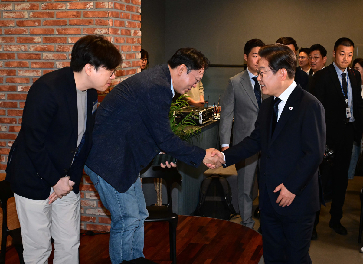 ▲이재명 더불어민주당 대선후보가 29일 서울 성동구 한 공유오피스에서 소셜벤처 대표들과 '혁신성장의 씨앗, 스타트업 레벨업!' 간담회를 갖고 있다. 신태현 기자 holjjak@