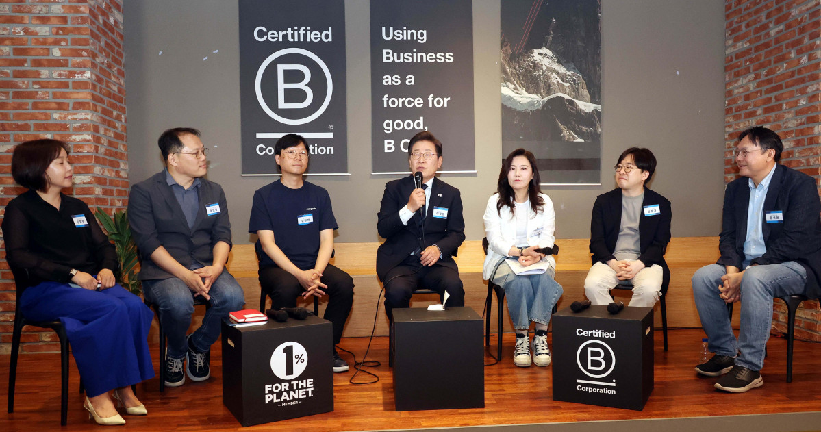 ▲이재명 더불어민주당 대선후보가 29일 서울 성동구 한 공유오피스에서 소셜벤처 대표들과 '혁신성장의 씨앗, 스타트업 레벨업!' 간담회를 갖고 있다. 신태현 기자 holjjak@