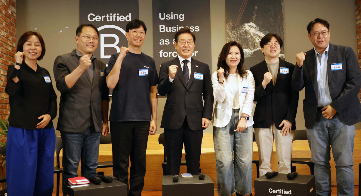 ▲이재명 더불어민주당 대선후보가 29일 서울 성동구 한 공유오피스에서 소셜벤처 대표들과 '혁신성장의 씨앗, 스타트업 레벨업!' 간담회를 갖고 있다. 신태현 기자 holjjak@