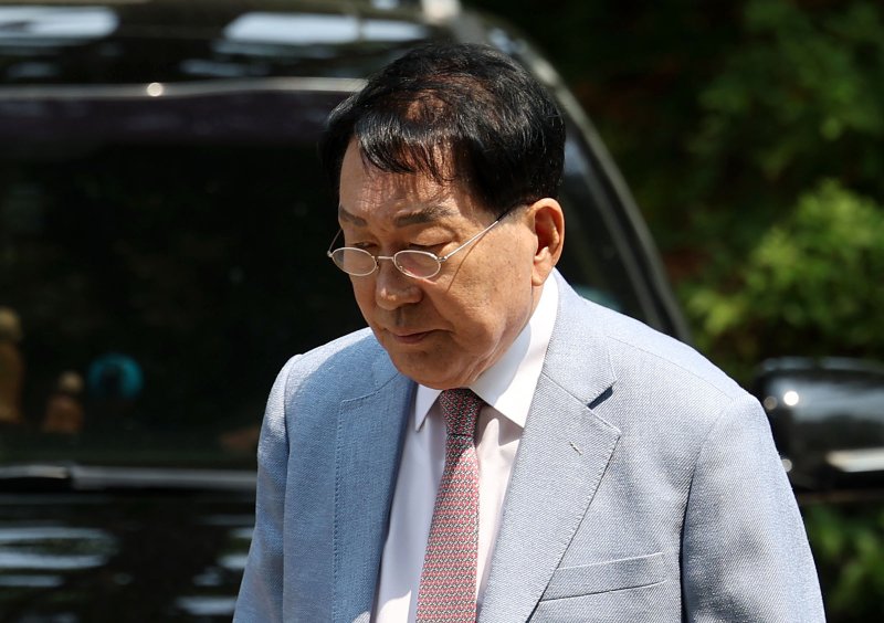 ▲공직선거법 위반 혐의로 기소된 안상수 전 인천시장이 29일 서울 서초구 대법원에서 열린 상고심 선고 공판에 출석하고 있다. (뉴시스)