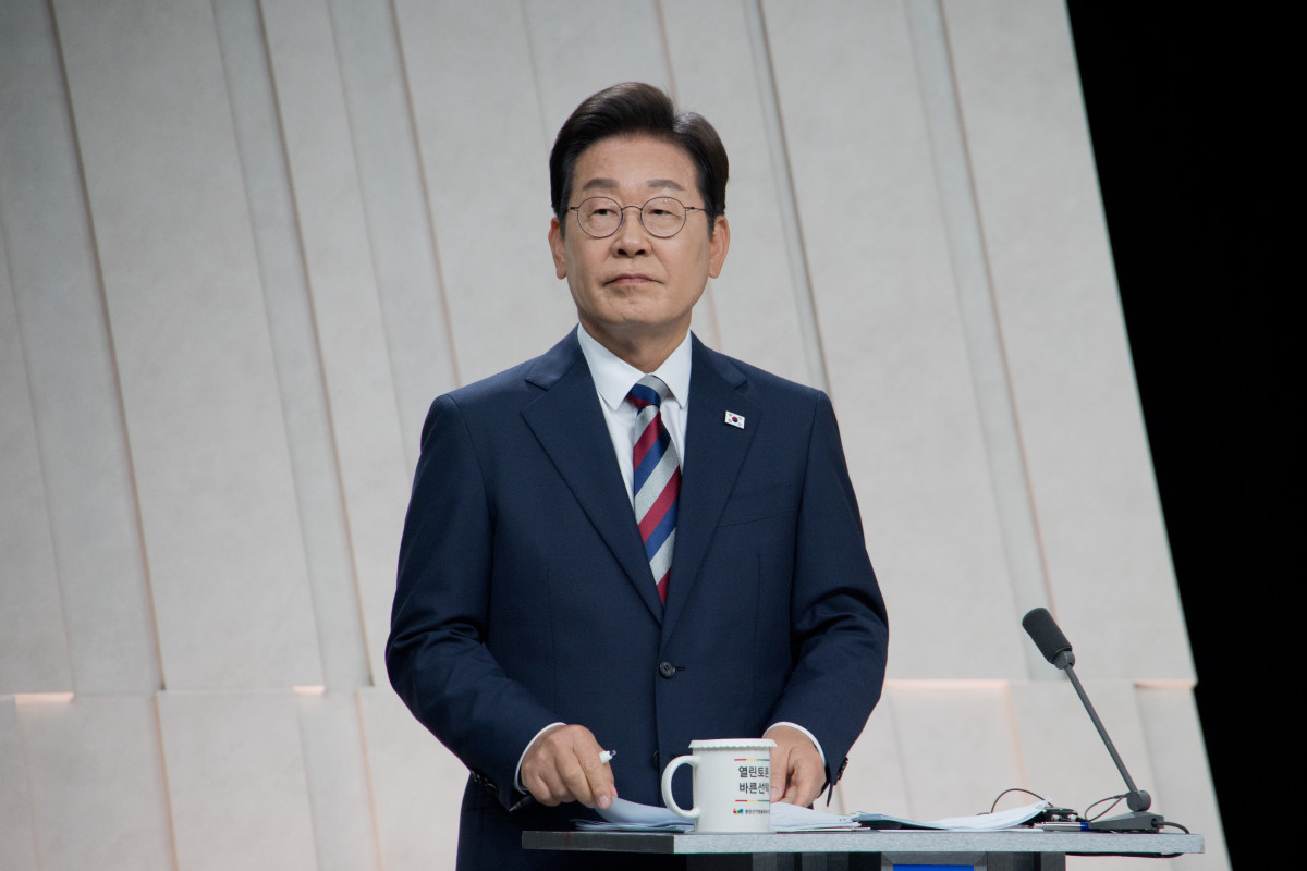 ▲더불어민주당 이재명 후보가 27일 서울 마포구 상암동 MBC 스튜디오에서 열린 정치 분야 TV토론회를 준비하고 있다. (연합뉴스)