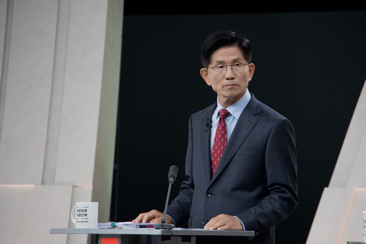 ▲국민의힘 김문수 후보가 27일 서울 마포구 상암동 MBC 스튜디오에서 열린 정치 분야 TV토론회를 준비하고 있다. (연합뉴스)