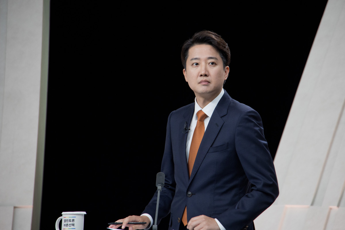 ▲개혁신당 이준석 후보가 27일 서울 마포구 상암동 MBC 스튜디오에서 열린 정치 분야 TV토론회를 준비하고 있다. (연합뉴스)