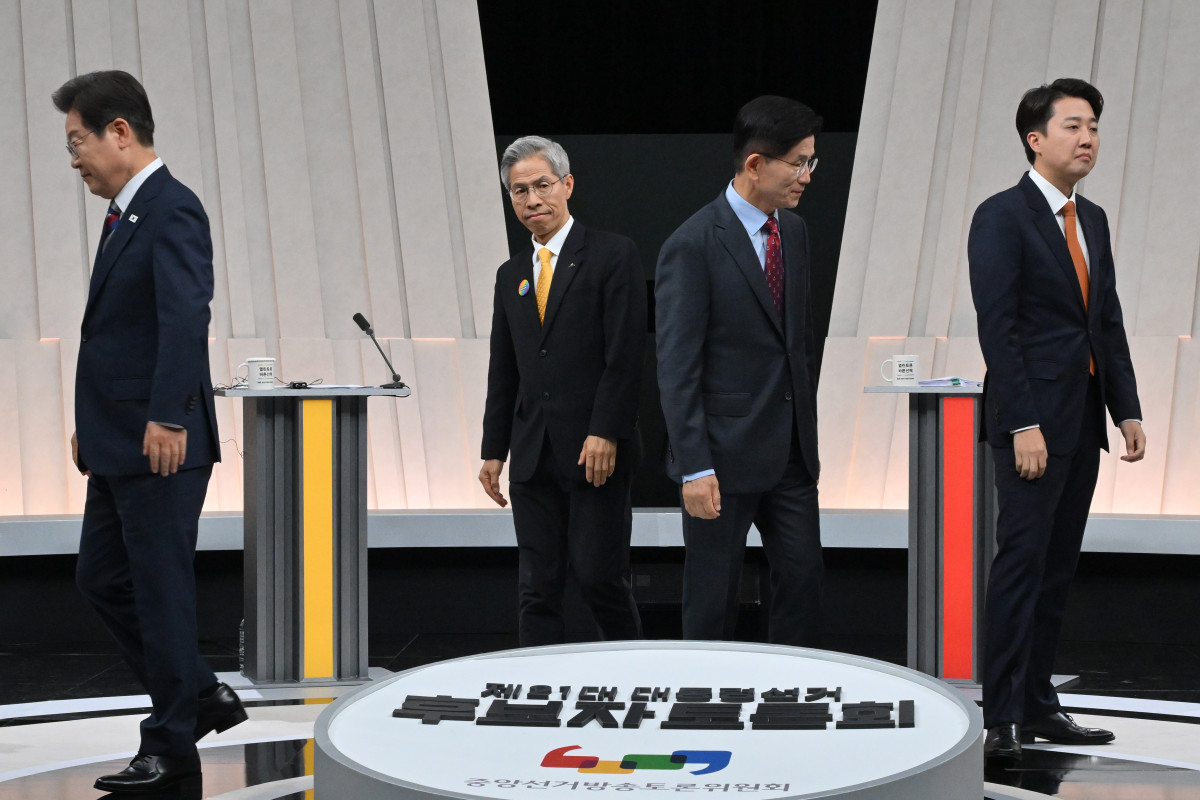 ▲<YONHAP PHOTO-4449> 토론 위해 자리로 향하는 후보들    (서울=연합뉴스) 더불어민주당 이재명·민주노동당 권영국·국민의힘 김문수·개혁신당 이준석 대선 후보가 27일 서울 마포구 상암동 MBC 스튜디오에서 진행된 정치 분야 TV토론회에 앞서 포즈를 취한 후 자리로 향하고 있다. 2025.5.27 [국회사진기자단]    photo@yna.co.kr/2025-05-27 20:29:57/<저작권자 ⓒ 1980-2025 ㈜연합뉴스. 무단 전재 재배포 금지, AI 학습 및 활용 금지>