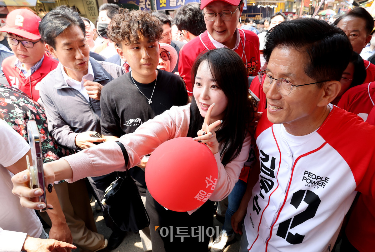 ▲김문수 국민의힘 대통령 후보가 29일 인천 남동구 모래내전통시장을 방문해 지지자들과 셀카를 찍고 있다. 조현호 기자 hyunho@