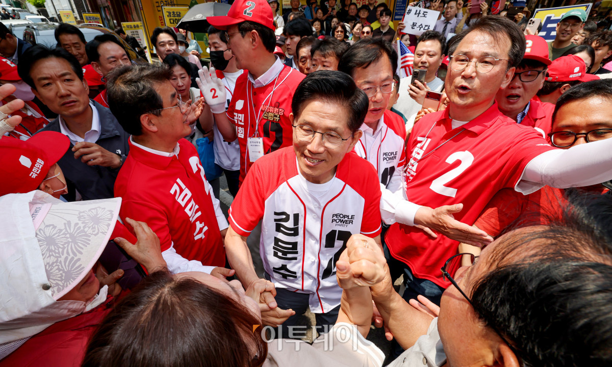 ▲김문수 국민의힘 대통령 후보가 29일 인천 남동구 모래내전통시장을 방문해 시장 상인 및 지지자들과 인사를 나누고 있다. 조현호 기자 hyunho@