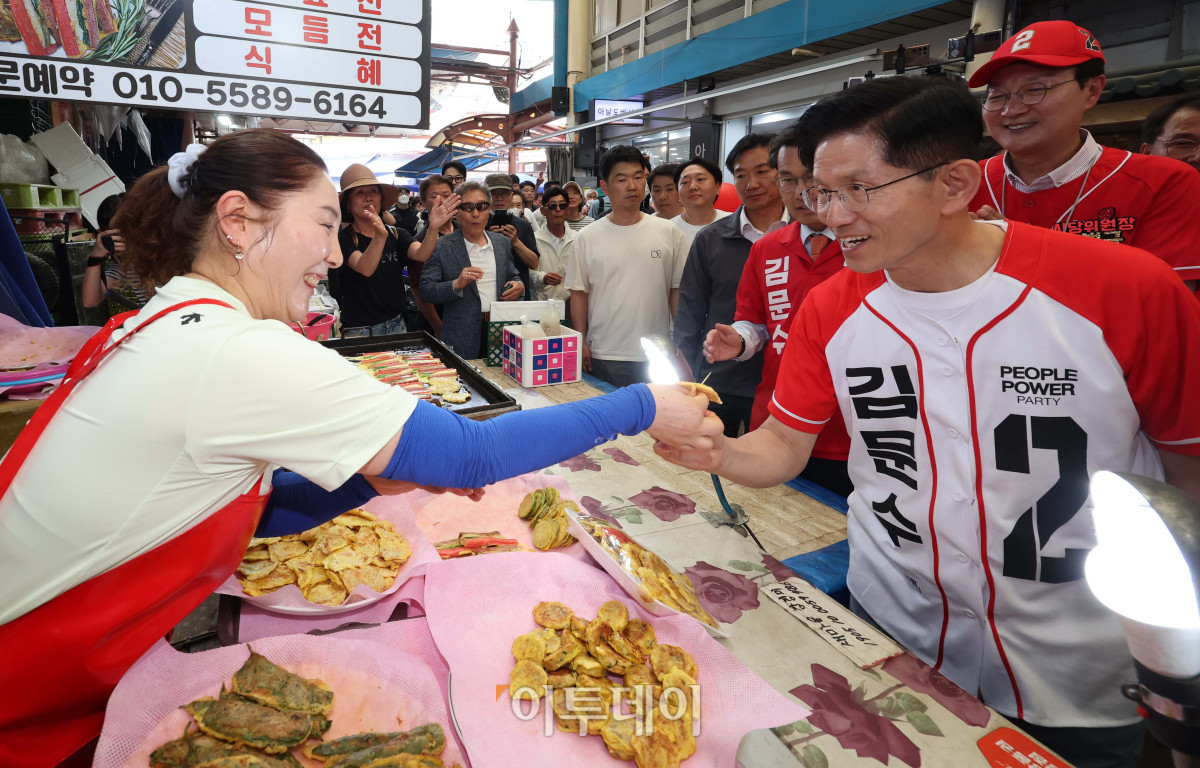 ▲김문수 국민의힘 대통령 후보가 29일 인천 남동구 모래내전통시장을 방문해 전을 시식하고 있다. 조현호 기자 hyunho@