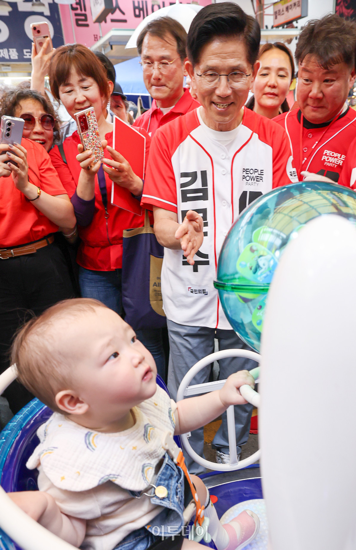 ▲김문수 국민의힘 대통령 후보가 29일 인천 남동구 모래내전통시장을 방문해 아이와 인사를 나누고 있다. 조현호 기자 hyunho@