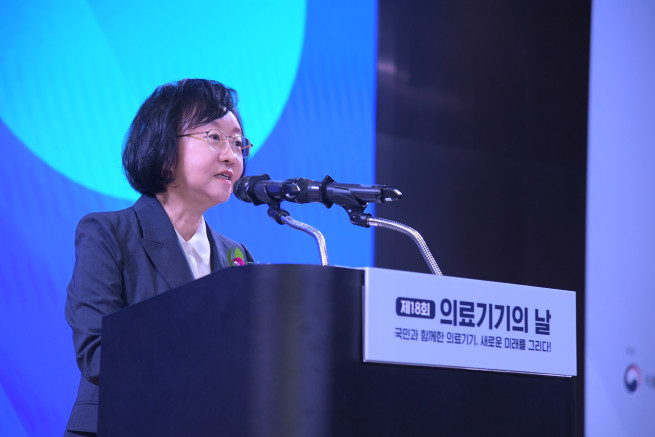 ▲오유경 식약처장은 29일 서울 강서구 코엑스 마곡 컨벤션센터에서 열린 ‘제18회 의료기기의 날’ 기념식 인사말을 통해 “의료기기 분야는 인공지능(AI)이나 로봇, 가상·증강현실 등 첨단기술이 디지털 기술과 융합하며 성장하고 있다. 인공지능 분야를 선도해 나갈 수 있도록 적극 지원하겠다”고 강조했다. (사진제공=식품의약품안전처)