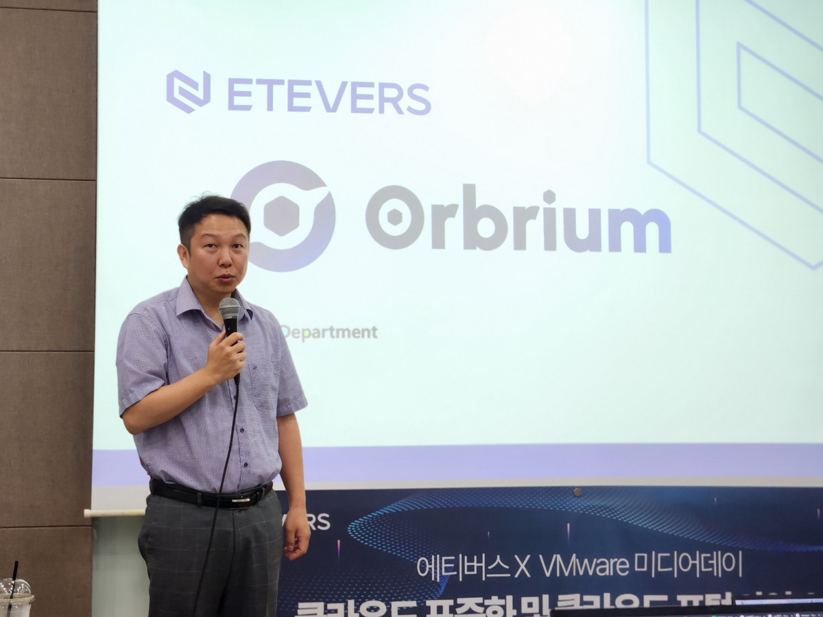 ▲장혜천 에티버스 SDI 사업부 상무가 29일 서울 중구 에티버스 본사에서 개최한 미디어 데이에서 에티버스의 VM웨어 클라우드 기반 새로운 포털 솔루션 '오브리움'을 소개하고 있다.  (안유리 기자 inglass@)