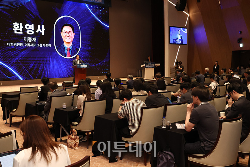 ▲이종재 이투데이그룹 부회장이 29일 서울 여의도 한국거래소 컨퍼런스홀에서 열린 2025 지속성장전략 포럼에서 환영사를 하고 있다. 올해로 14회 째를 맞은 이번 행사는 '글로벌 지정학적 리스크 대응을 위한 지속가능 ESG전략'을 주제로 기업과 사회가 직면한 복합적 위기에 대응하며 지속가능한 미래를 모색하기 위해 기획된 자리이다. 고이란 기자 photoeran@