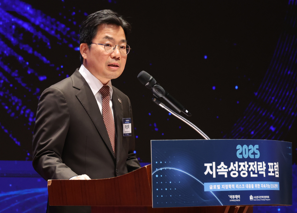 ▲박성택 산업통상자원부 제1차관이 29일 서울 여의도 한국거래소 컨퍼런스홀에서 열린 2025 지속성장전략 포럼에서 축사를 하고 있다. 올해로 14회 째를 맞은 이번 행사는 '글로벌 지정학적 리스크 대응을 위한 지속가능 ESG전략'을 주제로 기업과 사회가 직면한 복합적 위기에 대응하며 지속가능한 미래를 모색하기 위해 기획된 자리이다. 고이란 기자 photoeran@