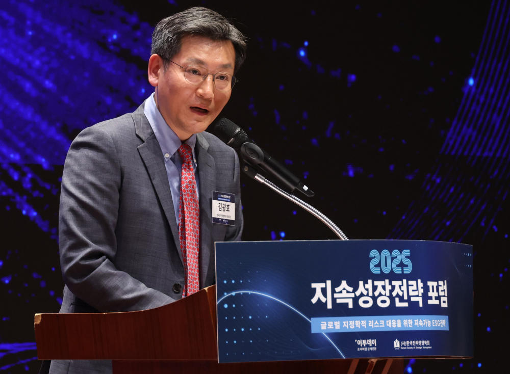 ▲김광호 한국전략경영학회장이 29일 서울 여의도 한국거래소 컨퍼런스홀에서 열린 2025 지속성장전략 포럼에서 축사를 하고 있다. 올해로 14회 째를 맞은 이번 행사는 '글로벌 지정학적 리스크 대응을 위한 지속가능 ESG전략'을 주제로 기업과 사회가 직면한 복합적 위기에 대응하며 지속가능한 미래를 모색하기 위해 기획된 자리이다. (고이란 기자 photoeran@)