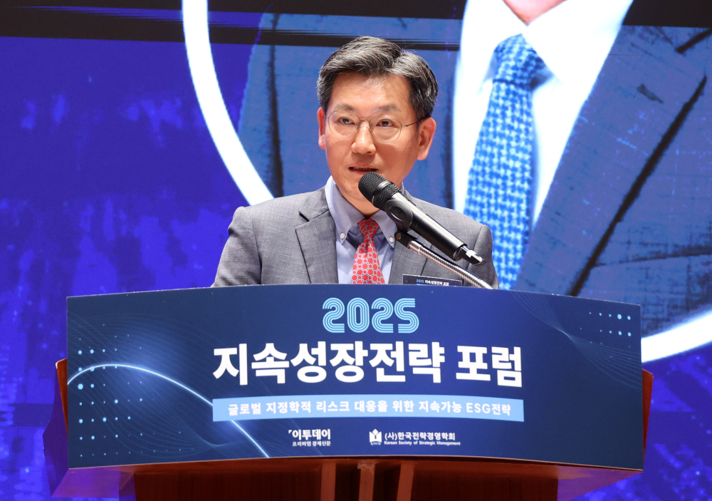 ▲김광호 한국전략경영학회장이 29일 서울 여의도 한국거래소 컨퍼런스홀에서 열린 2025 지속성장전략 포럼에서 축사를 하고 있다. 올해로 14회 째를 맞은 이번 행사는 '글로벌 지정학적 리스크 대응을 위한 지속가능 ESG전략'을 주제로 기업과 사회가 직면한 복합적 위기에 대응하며 지속가능한 미래를 모색하기 위해 기획된 자리이다. (고이란 기자 photoeran@)
