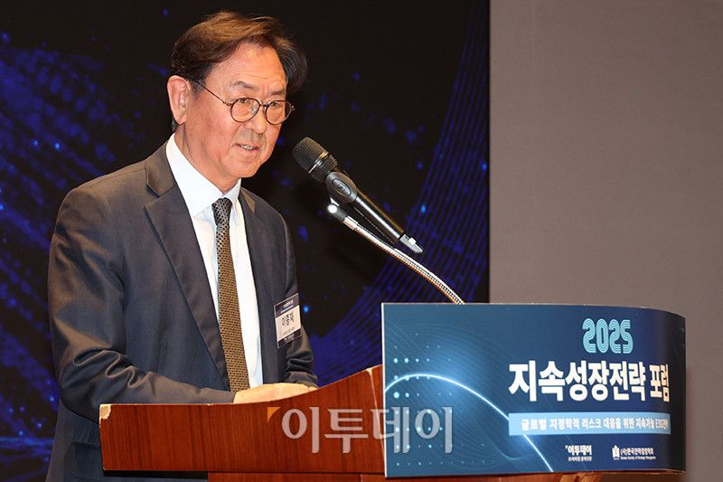 ▲이종재 이투데이그룹 부회장이 29일 서울 여의도 한국거래소 컨퍼런스홀에서 열린 2025 지속성장전략 포럼에서 환영사를 하고 있다. 올해로 14회 째를 맞은 이번 행사는 '글로벌 지정학적 리스크 대응을 위한 지속가능 ESG전략'을 주제로 기업과 사회가 직면한 복합적 위기에 대응하며 지속가능한 미래를 모색하기 위해 기획된 자리이다. 고이란 기자 photoeran@
